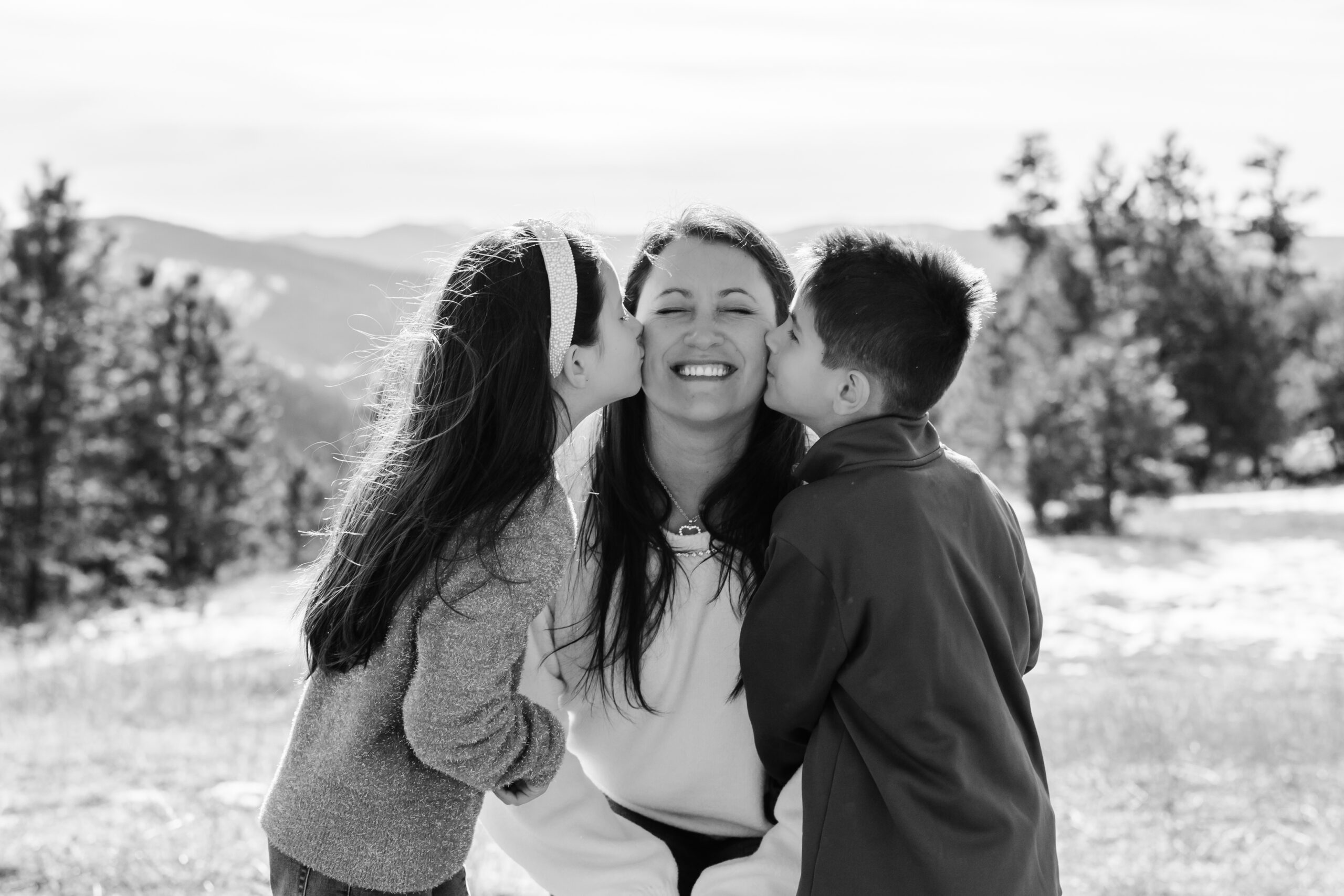 Denver Family Photographer captures children kissing mother's cheeks